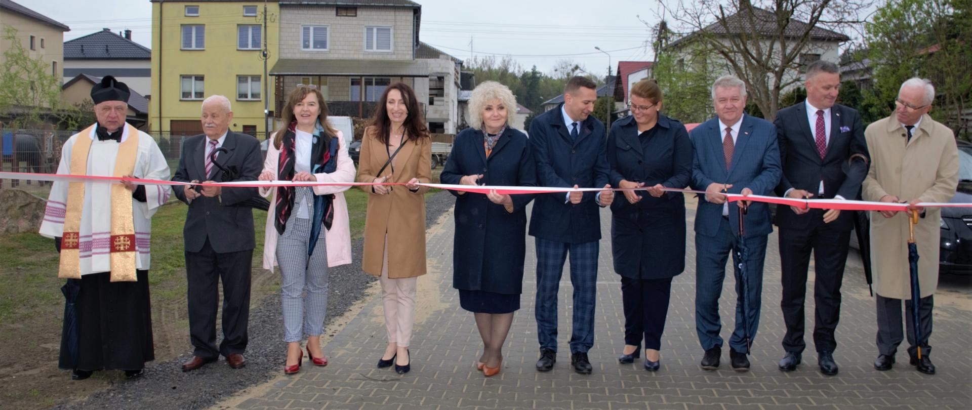 Na zdjęciu widać kobiety i mężczyzn