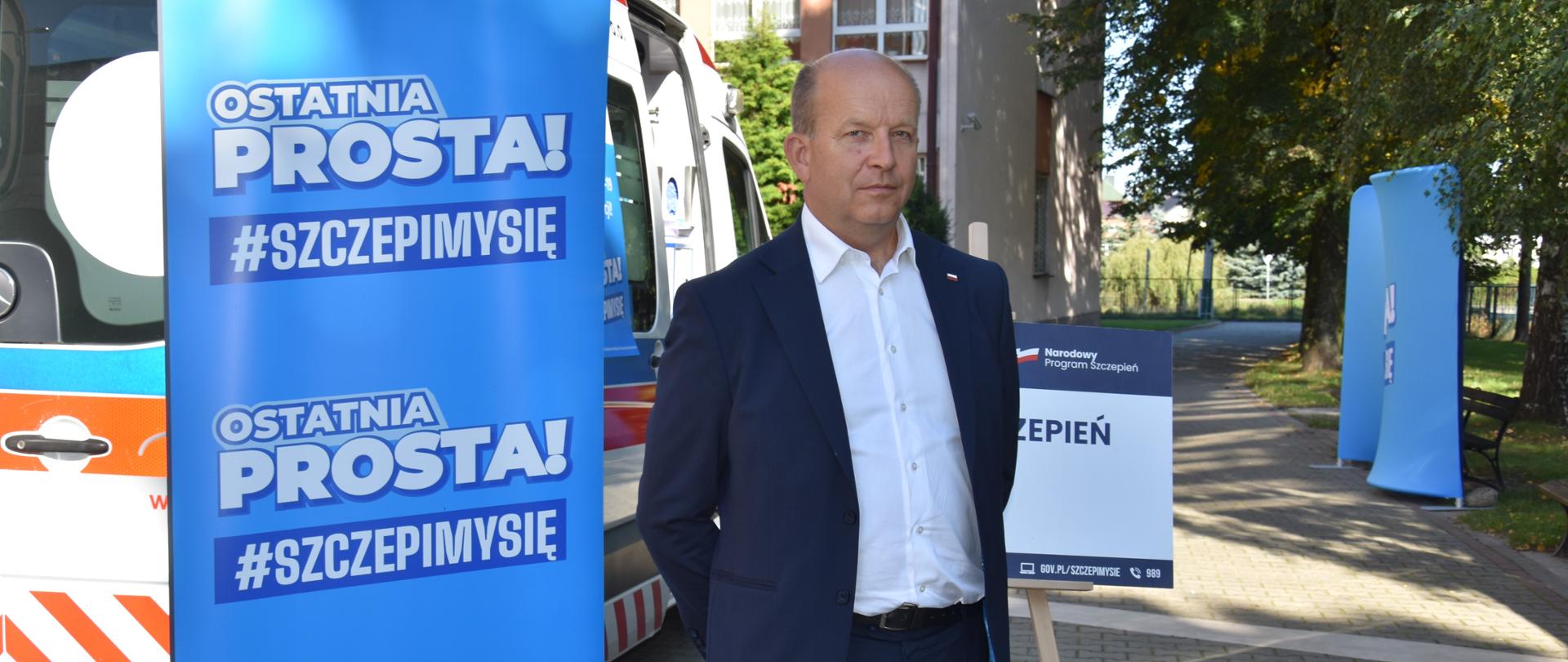 Wojewoda Mazowiecki podczas wizyty w objazdowym punkcie szczepień w Przytyku.