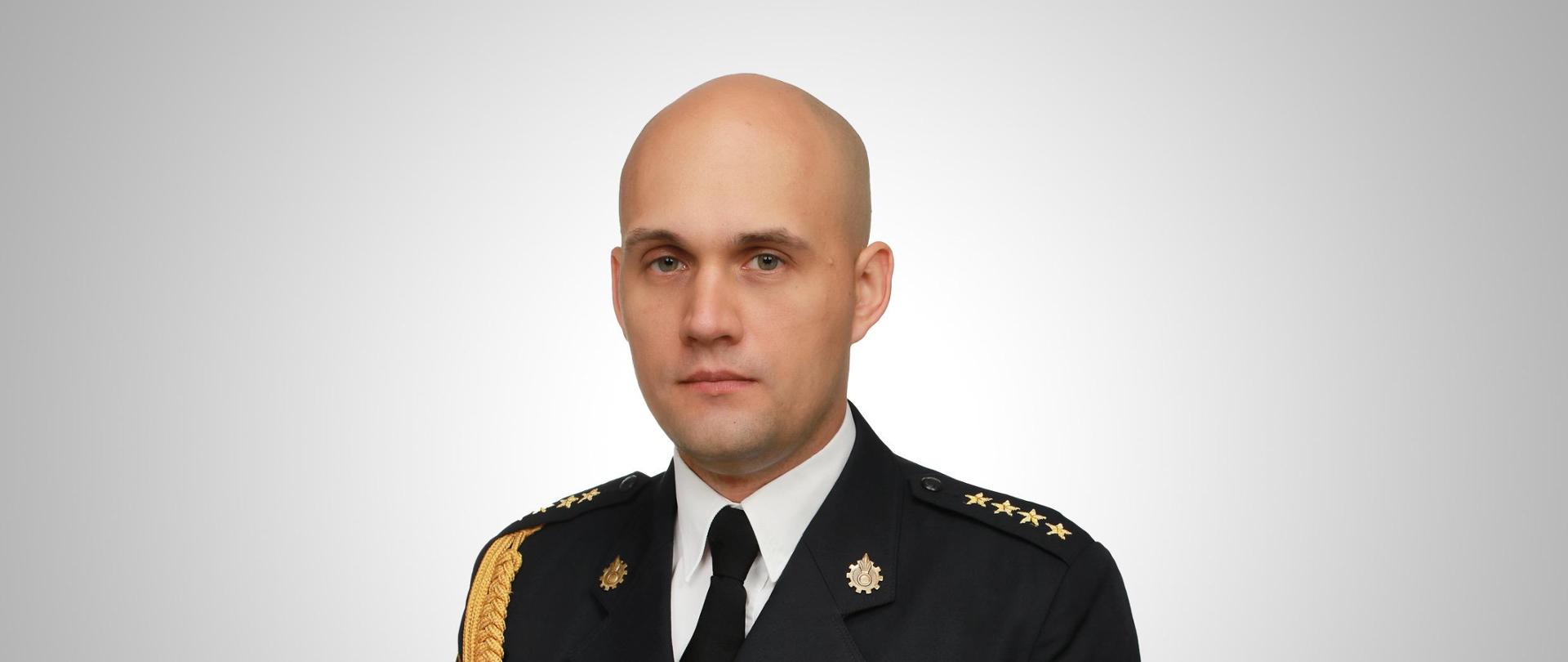 Mężczyzna w mundurze strażackim