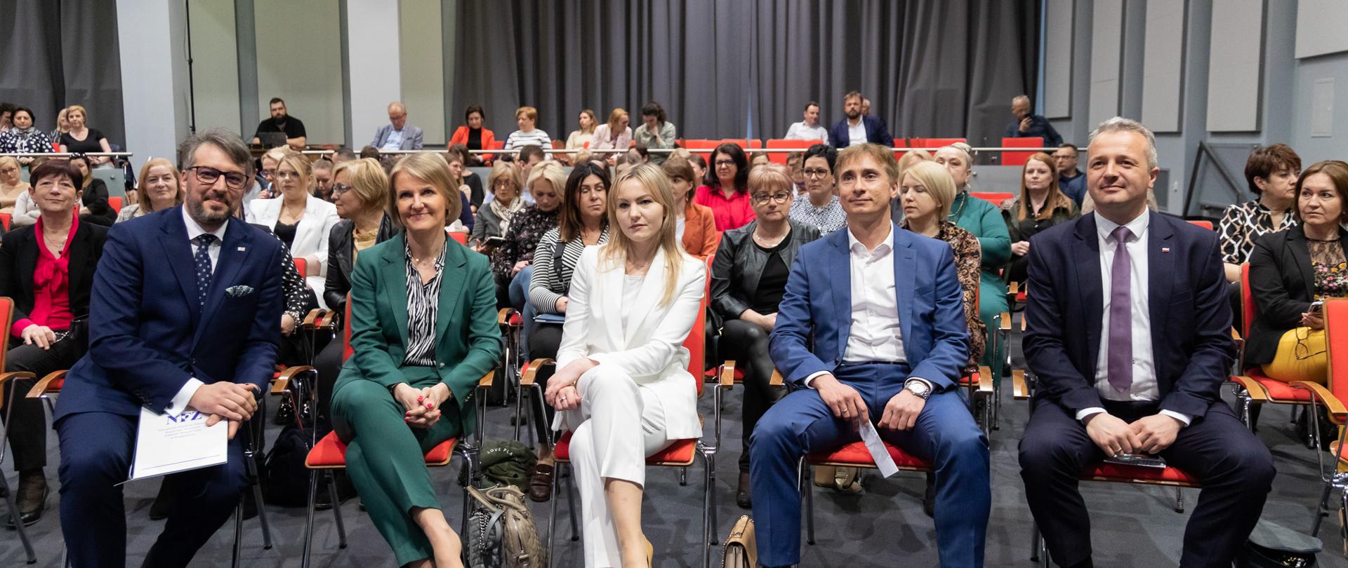 Zgromadzone na spotkaniu osoby pozujące do zdjęcia 