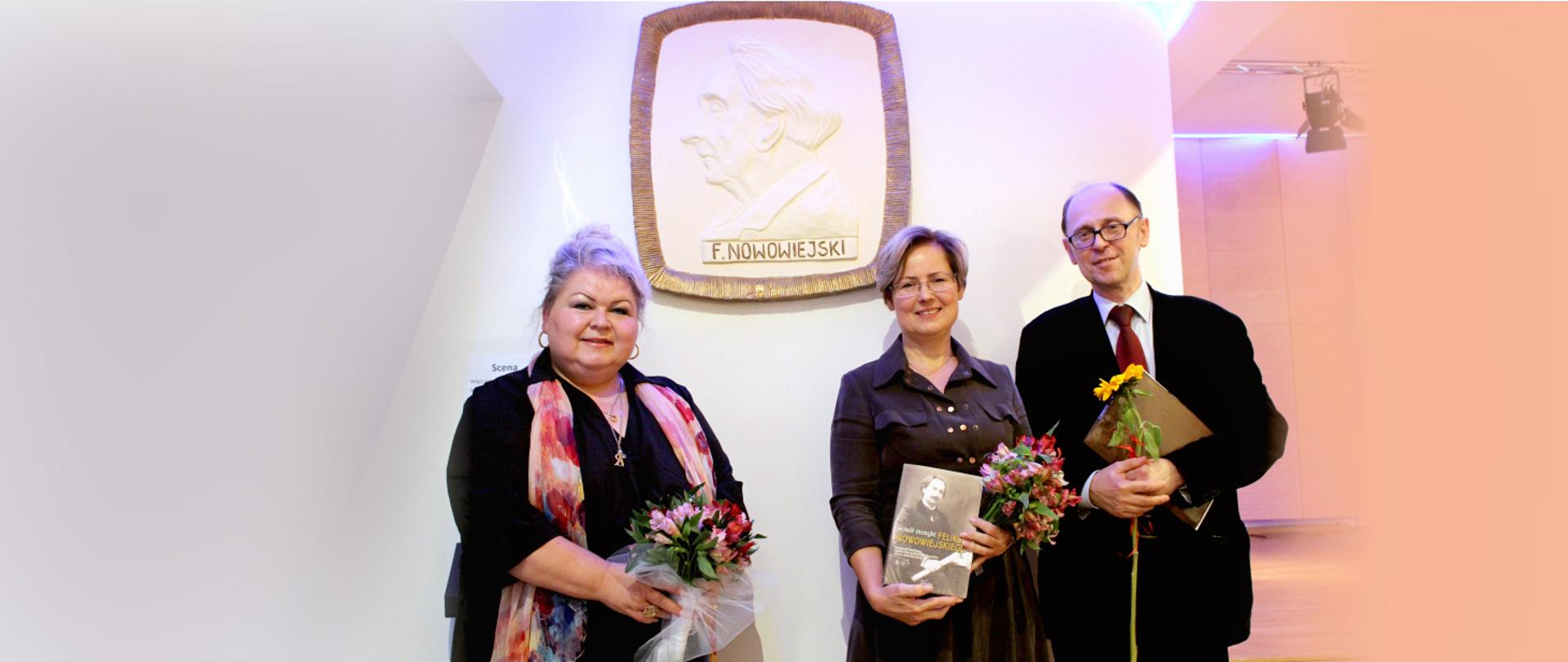 Grafika przedstawia gości spotkania literackiego na tle plafonu z Feliksem Nowowiejskim=m