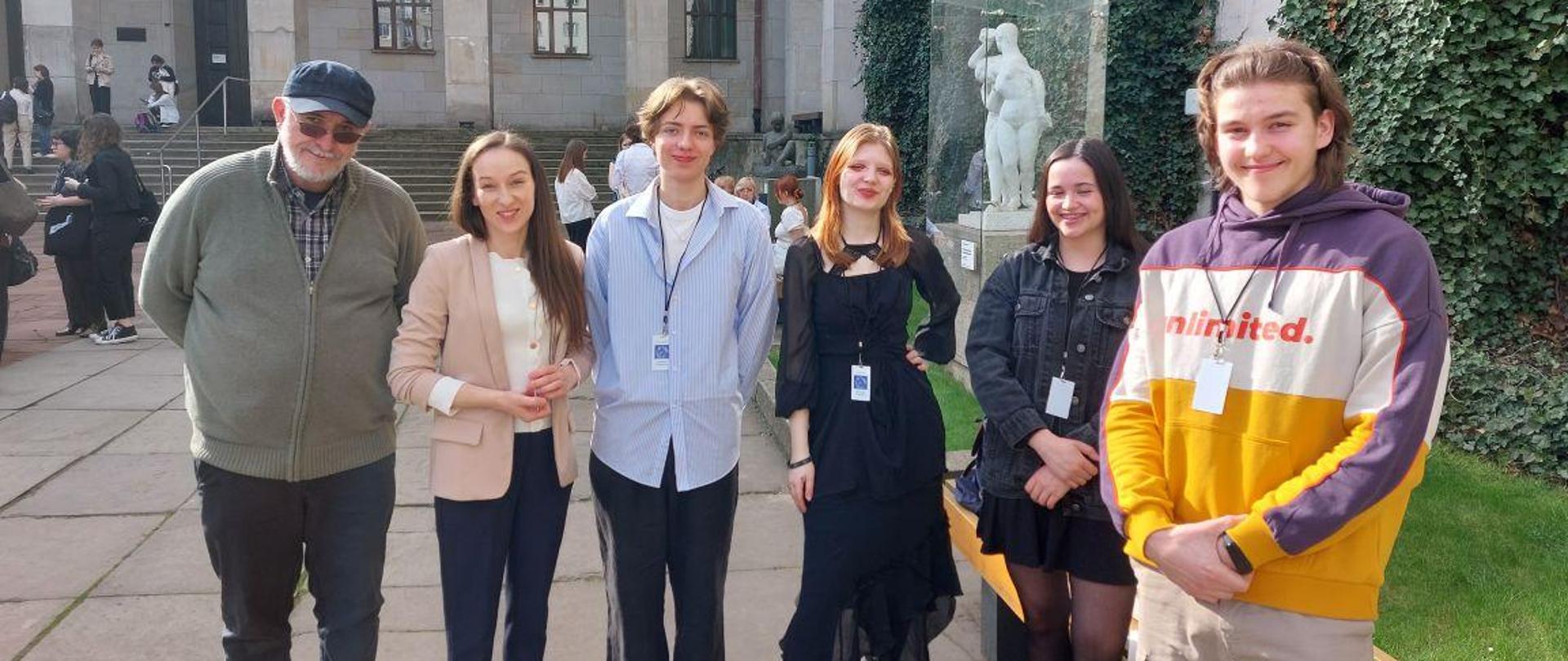 Opiekunowie i uczniowie Państwowego Liceum Sztuk Plastycznych w Łomży - uczestnicy XLVIII Olimpiady Artystycznej