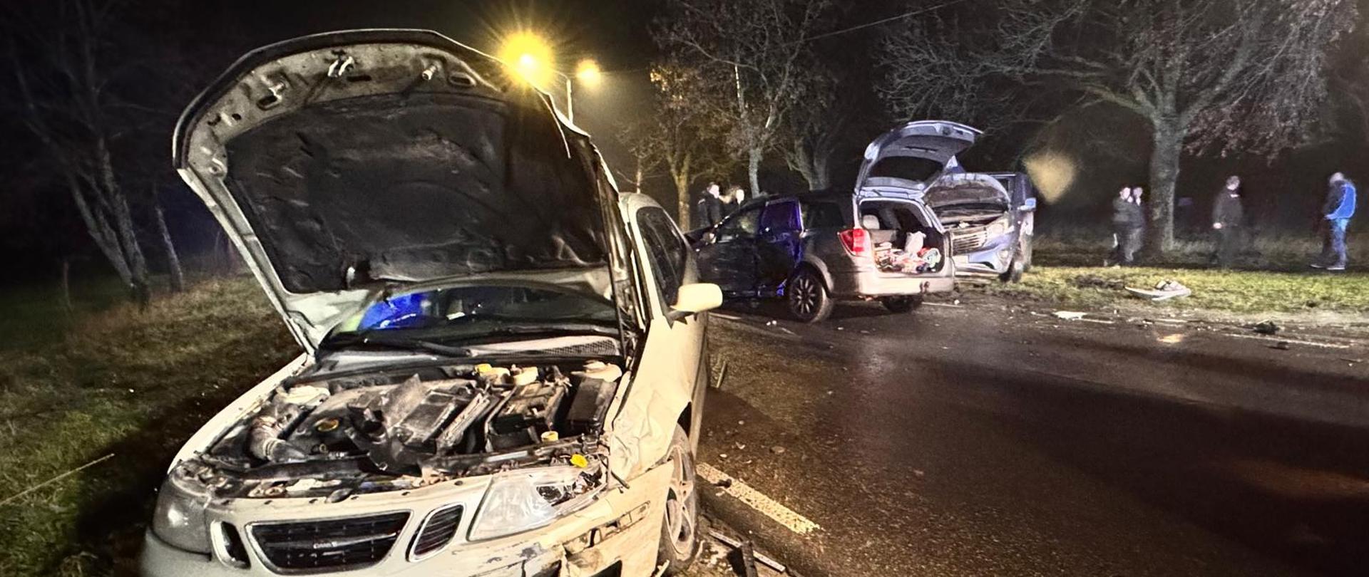 Rozbite auta stojące na poboczu drogi.