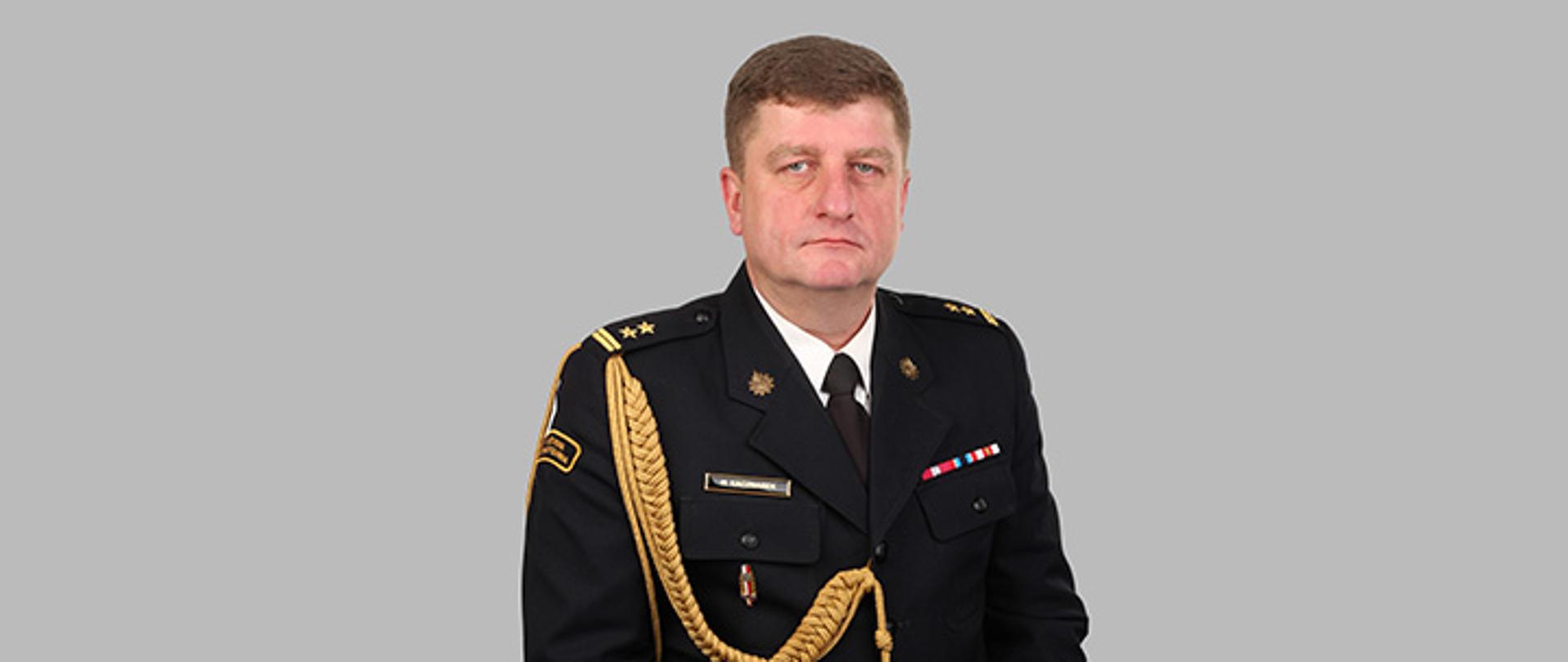 Zdjęcie bryg. mgr inż. Macieja Kaczmarka w mundurze galowym