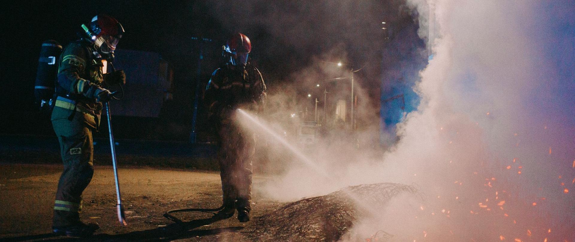 Podsumowanie zdarzeń w dniach 14.03 - 20.03.2022 r. - zdjęcie przedstawia strażaków podających prąd wody w natarciu na pożar 