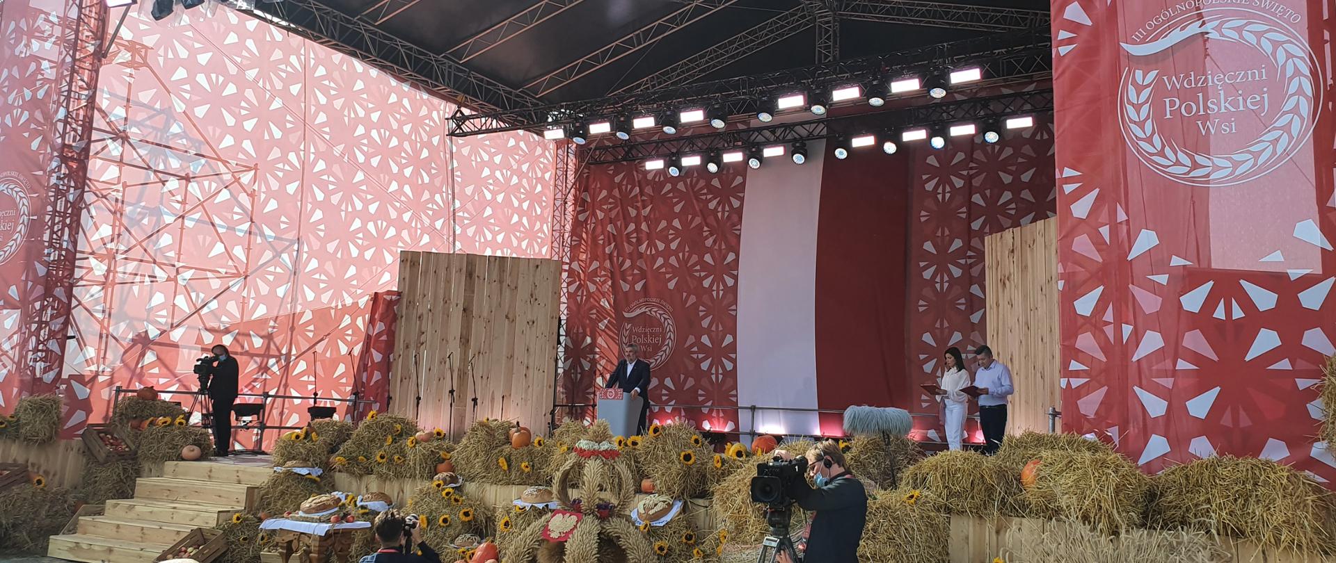 Minister J. K. Ardanowski przemawia na scenie