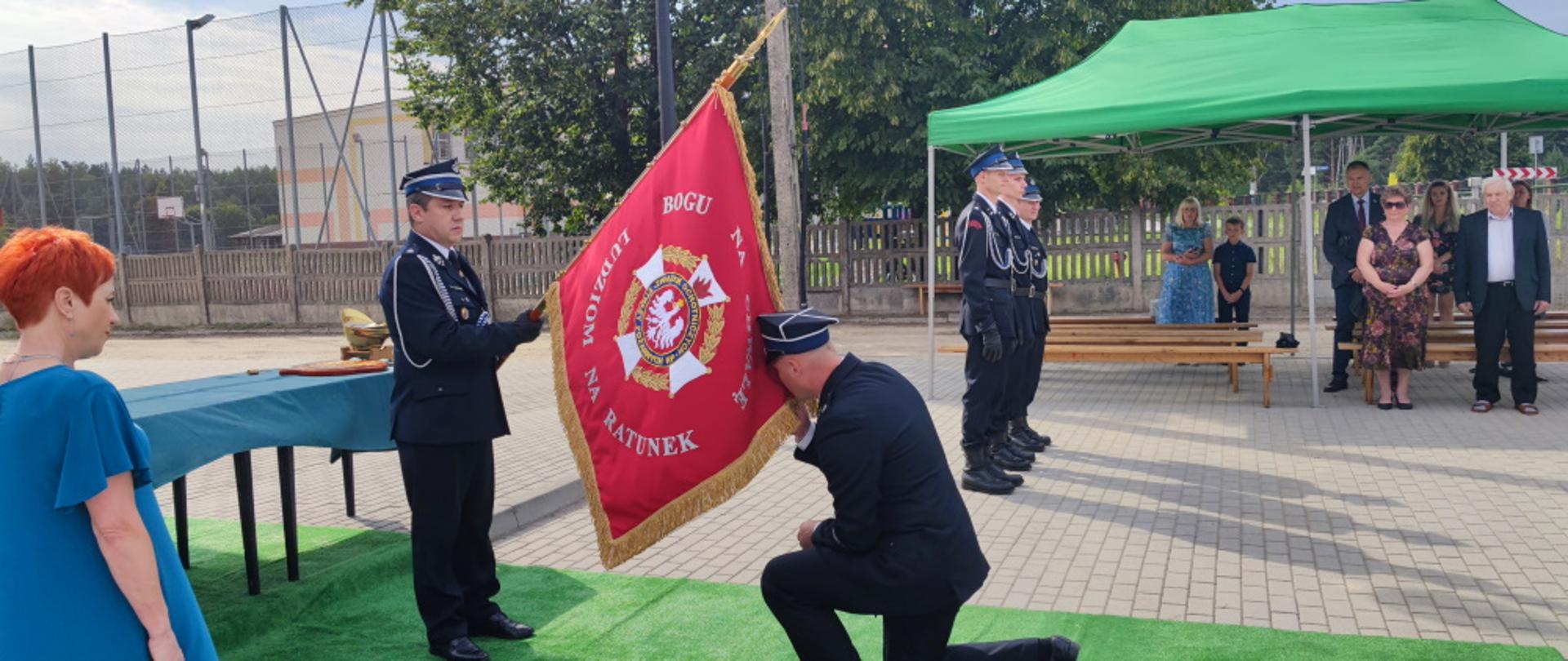 Ceremonia wręczenia sztandaru jednostce Ochotniczej Straży Pożarnej w Lipie