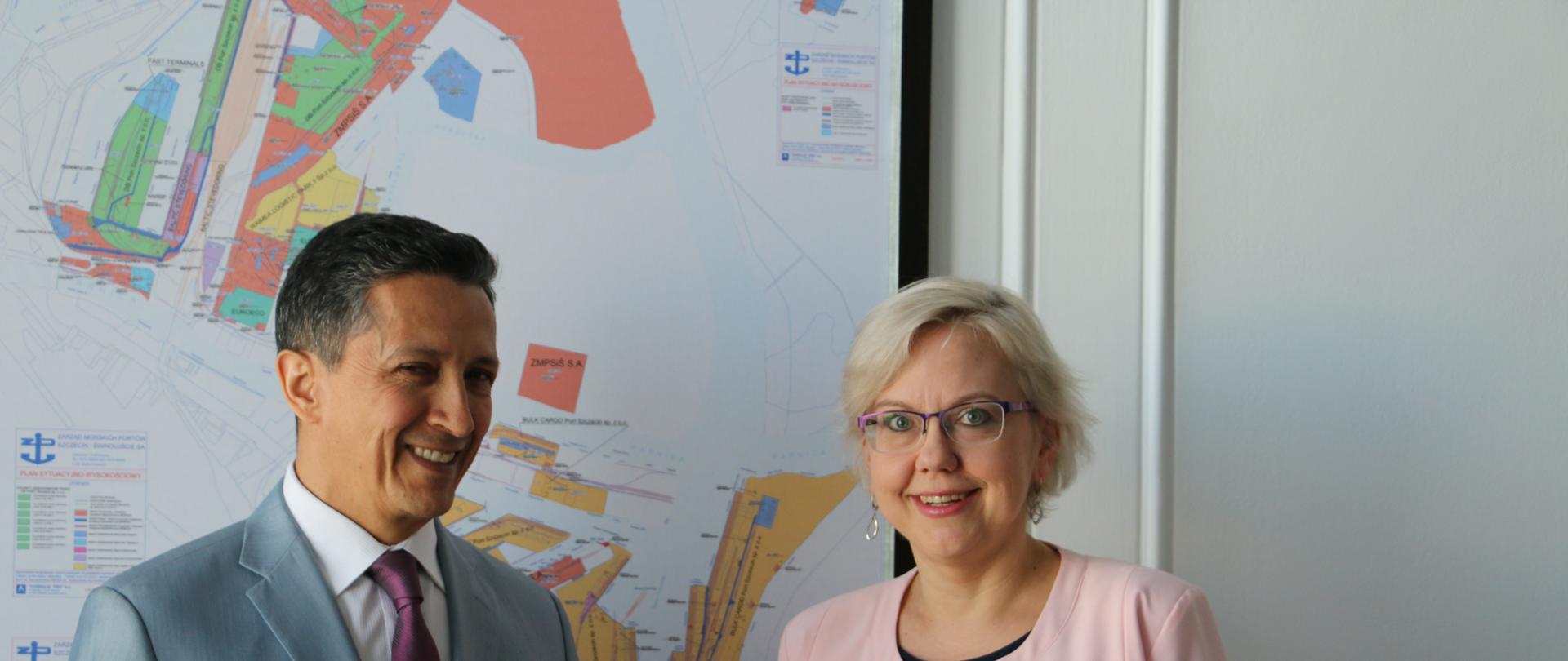 Na zdjęciu po prawej stronie Anna Moskwa - podsekretarz stanu w Ministerstwie Gospodarki Morskiej i Żeglugi Śródlądowej, po lewej stronie Ambasador Kolumbii Javier Darío Higuera Ángel.