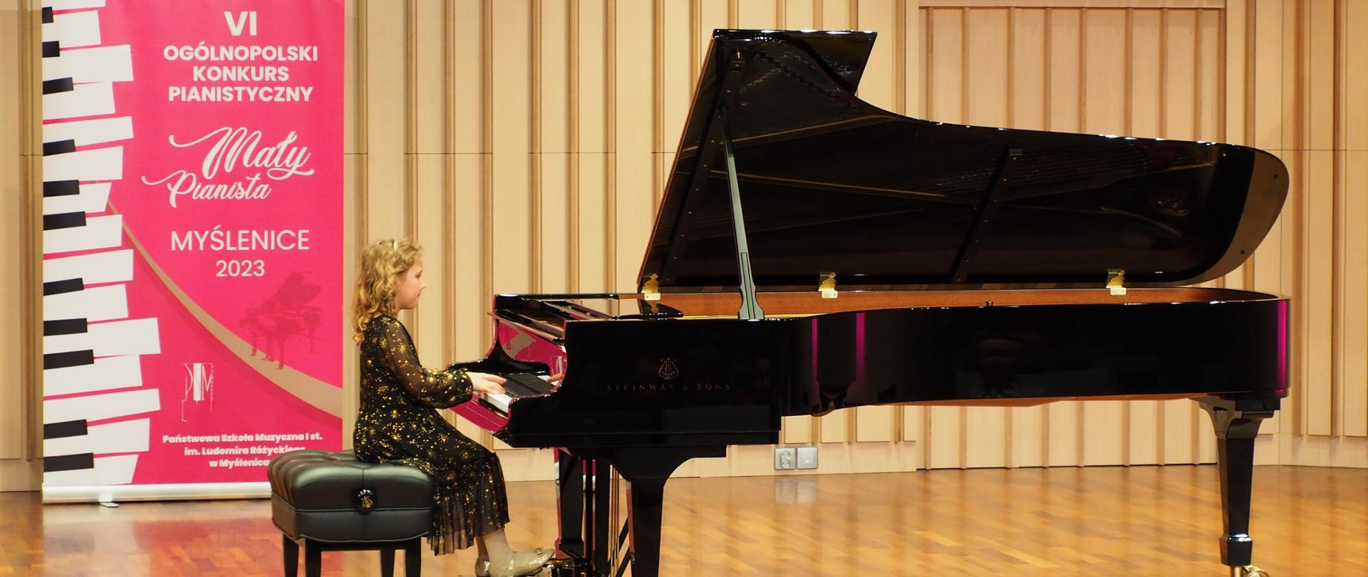 Laureatka konkursu podczas występu gra na fortepianie