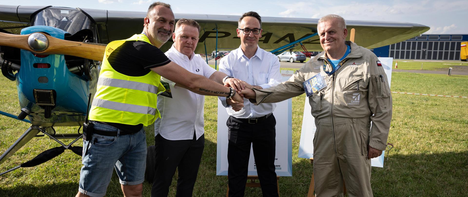 Minister infrastruktury Dariusz Klimczak na lotnisku w Piotrkowie Trybunalskim po podpisaniu listu intencyjnego między spółką Polskie Porty Lotnicze a Aeroklubem Ziemi Piotrkowskiej