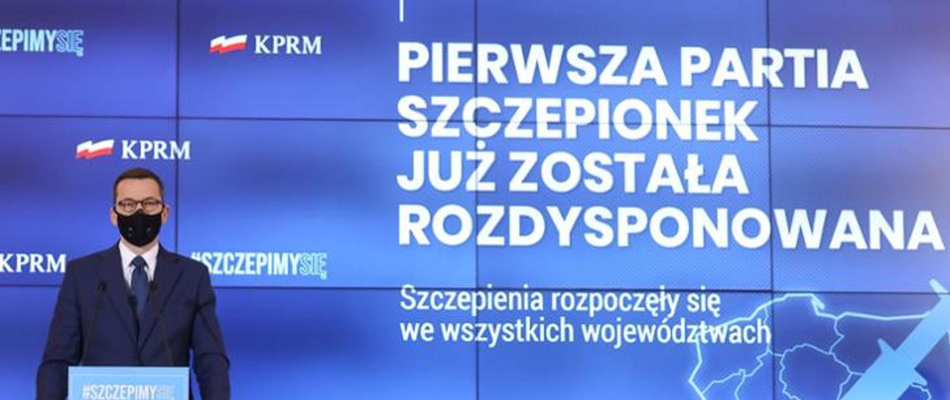 premier Mateusz Morawiecki, w tle napis: Pierwsza partia szczepionek już została rozdysponowana, szczepienia rozpoczęły się we wszystkich województwach