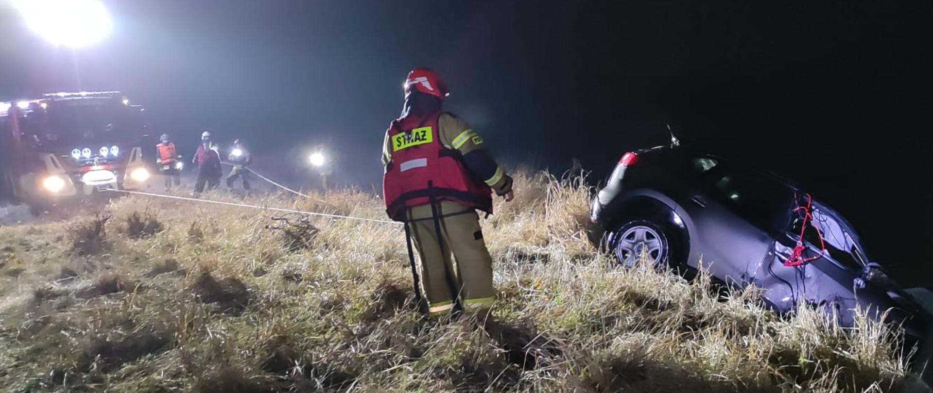 Na zdjęciu moment wyciągania samochodu osobowego z rzeki Warta.