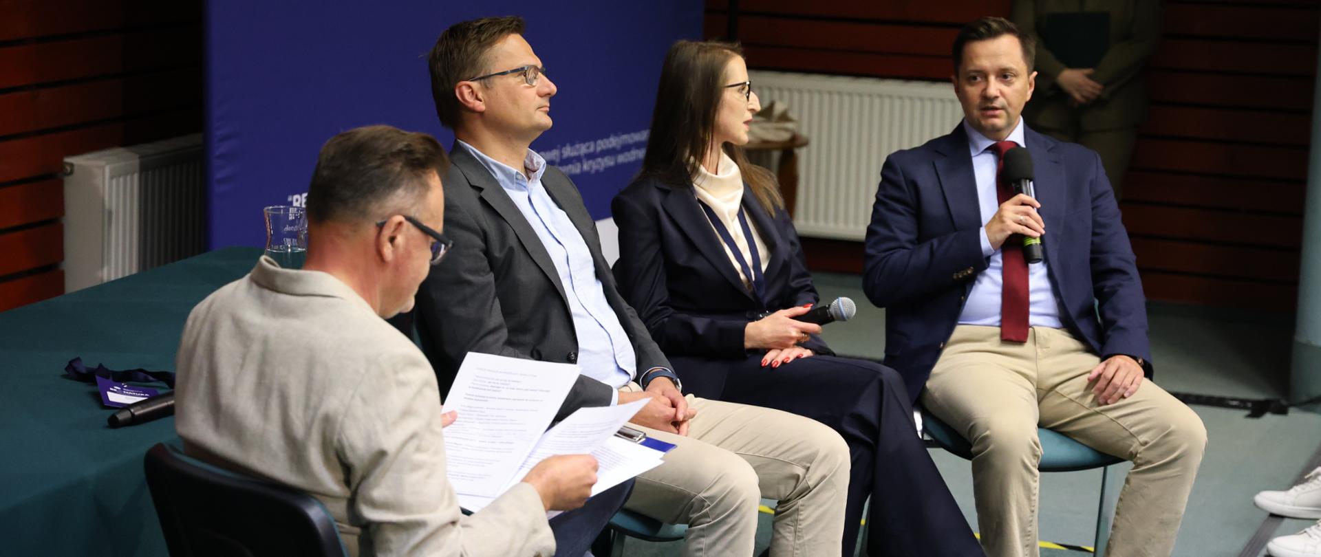 Prezes Wód Polskich - Mateusz Balcerowicz podczas panelu inauguracyjnego na konferencji RE-NATURA 2026 w Białowieży