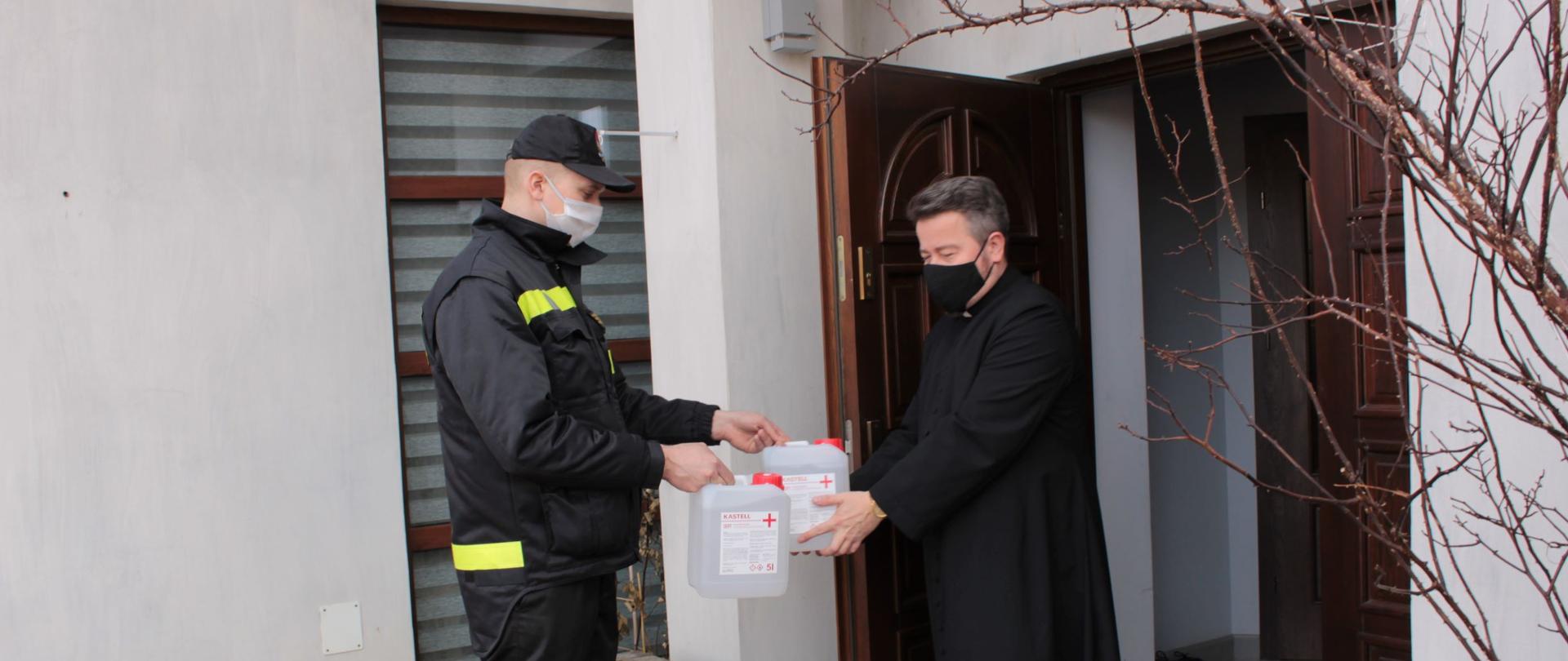 Dystrybucja płynów dezynfekcyjnych do parafii przez straż pożarną