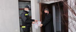 Dystrybucja płynów dezynfekcyjnych do parafii przez straż pożarną