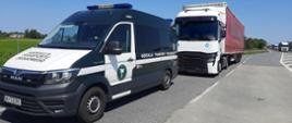 Na pierwszym planie (od lewej): oznakowany furgon mazowieckiej Inspekcji Transportu Drogowego. W tle: za inspekcyjnym radiowozem stoi ciągnik siodłowy z podpiętą naczepą kurtynową.
