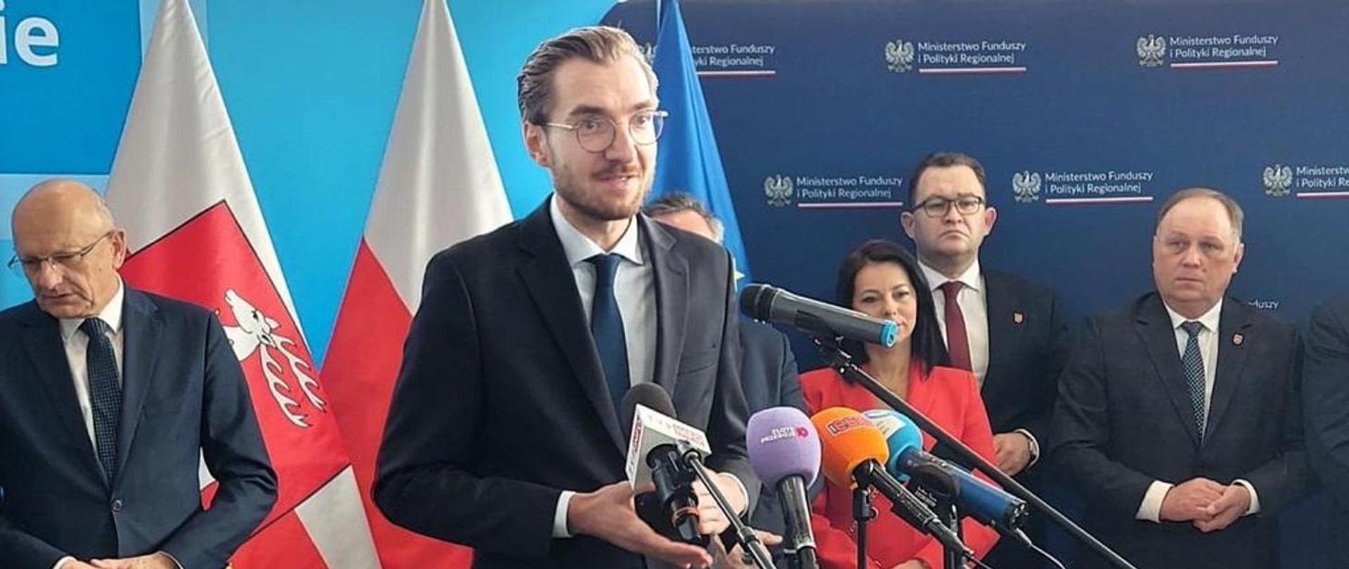 Deputy Minister Jan Szyszko, at the opening of the Lublin station, was one of the first passengers to test its convenience