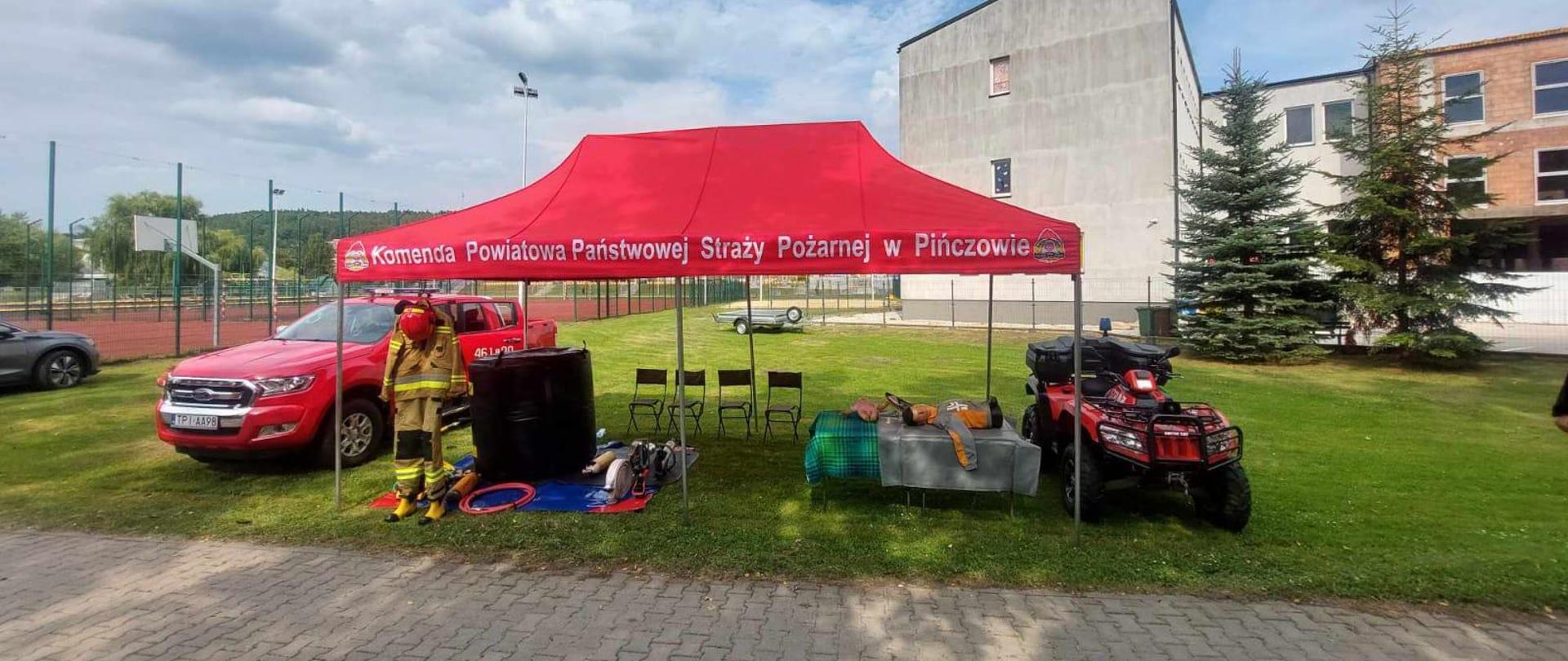 Strażacy KP PSP w Pińczowie podczas pikniku edukacyjnego prezentują sprzęt ratowniczy na stoisku promocyjnym.