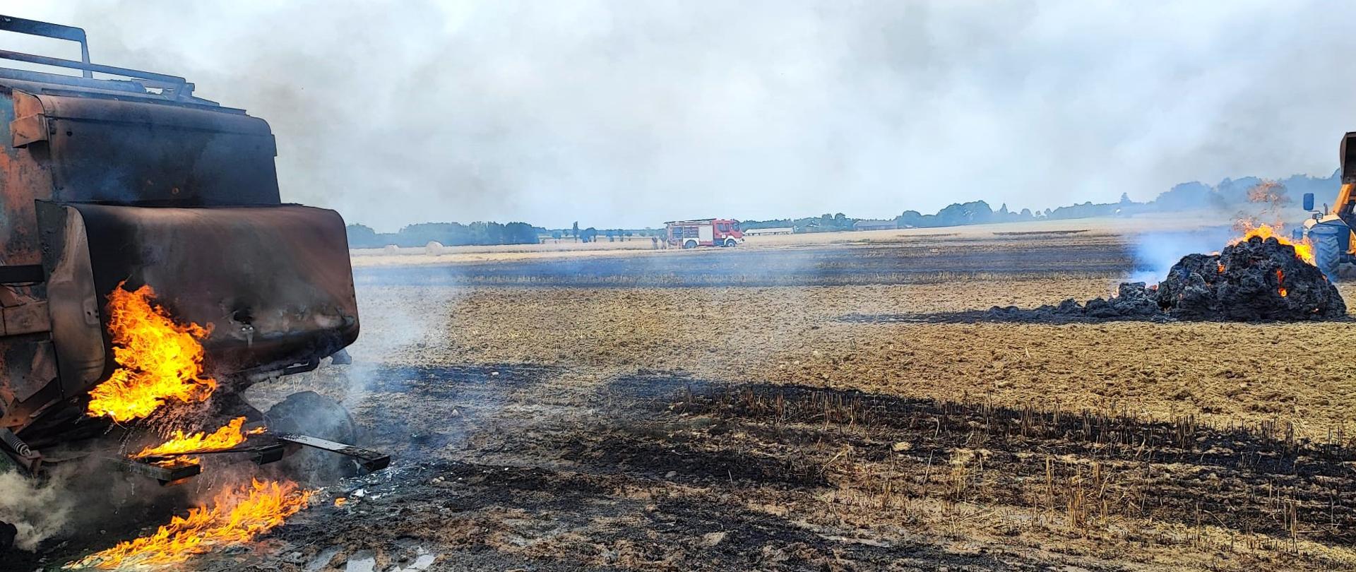 Do zdarzenia doszło 12 lipca bieżącego roku około godz. 12:25 w miejscowości Grójec gm. Czernice Borowe.
W chwili przyjazdu jednostek ochrony przeciwpożarowej ogniem objęta była prasa do belowania słomy, rżysko z belami słomy o powierzchni ok. 1 hektara oraz ik, 70 arów zboża na pniu.
Działania straży pożarnej polegały na graniczeniu rozprzestrzeniania się palącego rżyska i zboża na pniu. Strażacy podali prądy wody w natarciu oraz w obronie działając okrążająco na terenie akcji.
Działania trwały 1g.45m. W akcji ratowniczo - gaśniczej uczestniczyły 4 zastępy straży pożarnej:
• JRG Przasnysz,
• OSP Rostkowo,
• OSP Węgra,
• OSP Obrąb.________________________________________
Opracował: asp. Sekuna Rafał.
Zdjęcia: KP PSP Przasnysz.
