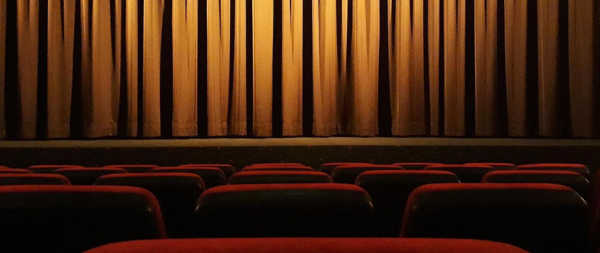 Grafika przedstawia scenę teatralną