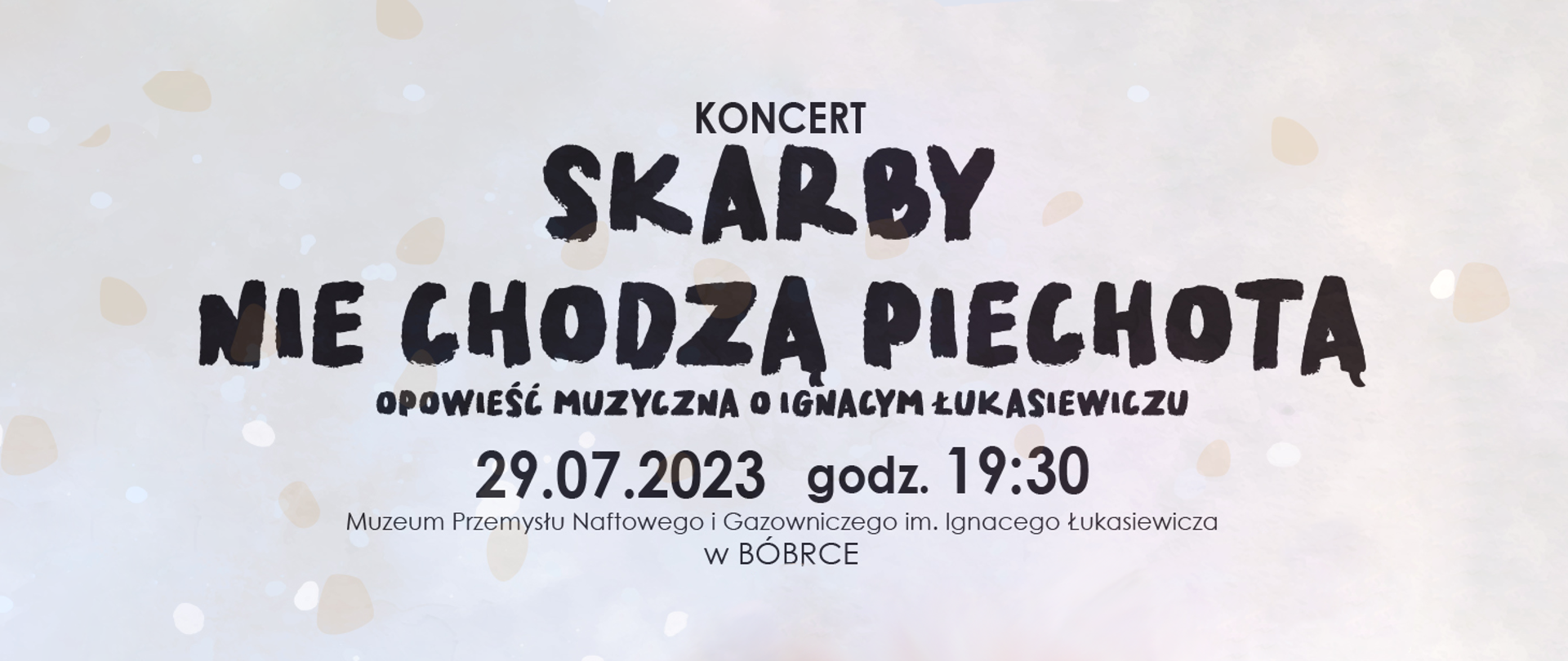 Baner z czarnym napisem „SKARBY NIE CHODZĄ PIECHOTĄ” oraz informacjami dotyczącymi daty, godziny i miejsca koncertu. Tło jasno szare z nieregularnymi, białymi i beżowymi plamkami.