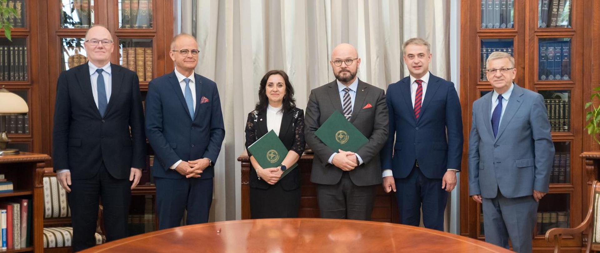 23 czerwca 2025 r. trzy instytucje - Państwowy Instytut Geologiczny - PIB, Instytut Gospodarki Surowcami Mineralnymi i Energią PAN oraz Wyższy Urząd Górniczy - podpisały porozumienie, by skuteczniej reagować na rosnącą skalę zagrożeń dla cyberbezpieczeństwa branży surowcowej.