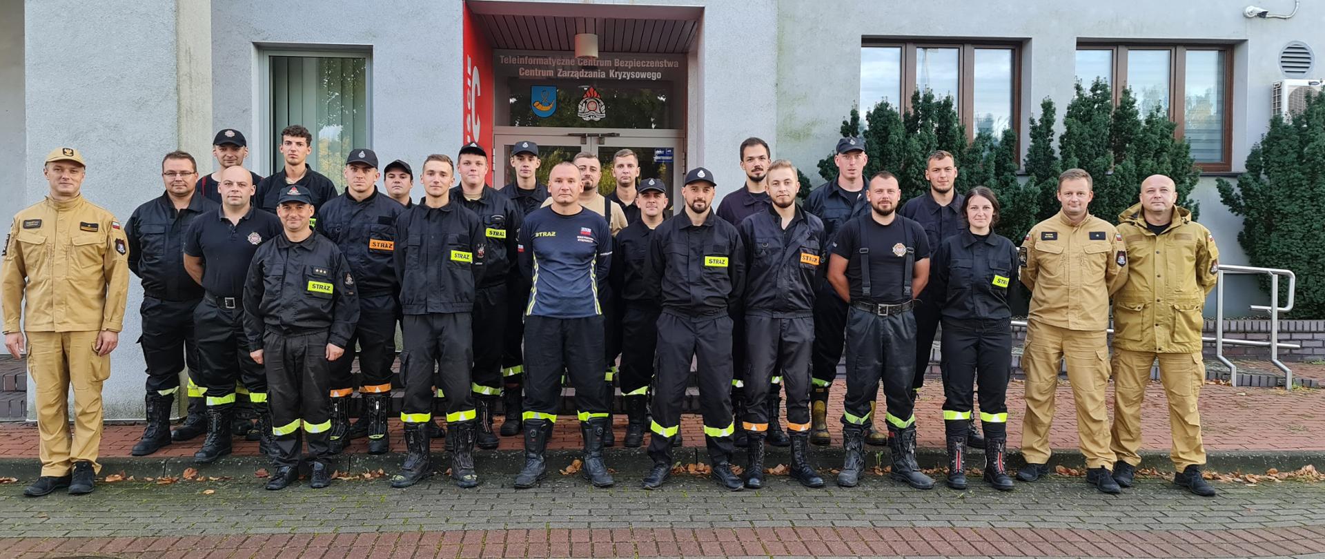 uczestnicy szkolenia kierowców-konserwatorów sprzętu ratowniczego OSP wraz z zastępcą komendanta miejskiego państwowej straży pożarnej w tychach