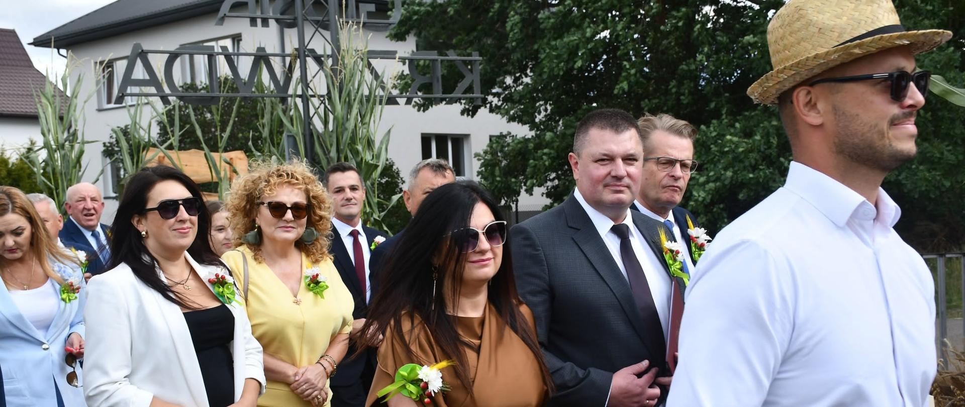 Zastępca Wojewódzkiego Inspektora Pani Sylwia Romańska-Węzik wśród uczestników dożynek