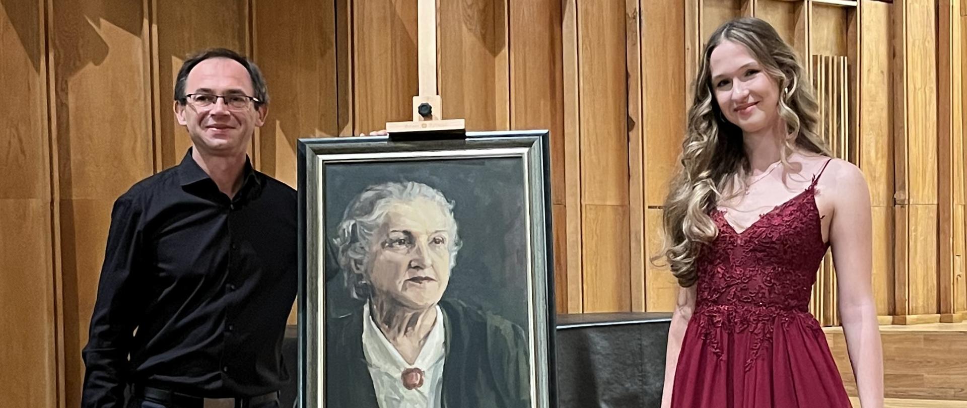 Maciej Janas, Amelia Szmidt - Olsztyn 2025. Zdjęcie akompaniatora i wokalistki przy fotografii patronki festiwalu MARII STANKOWEJ