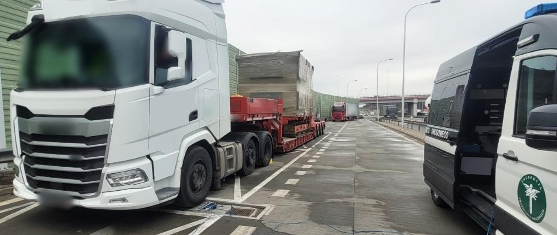 Prawie 60 ton zamiast dopuszczalnych 40 t ważył zespół pojazdów, którym przewożono stację transformatorową z urządzeniem gąsienicowym do jej rozładunku. Nienormatywny przewóz, bez wymaganego zezwolenia, zatrzymali funkcjonariusze mazowieckiej Inspekcji Transportu Drogowego na ekspresowej „siódemce” koło Szydłowca.