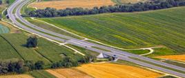Fotografia lotnicza drogi ekspresowej S1 przebiegającej przez Łodygowice. 