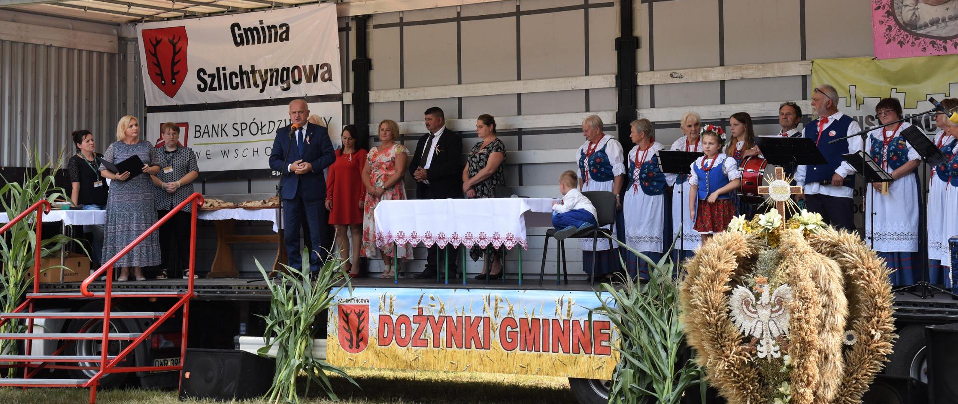 Wojewoda przemawia na scenie