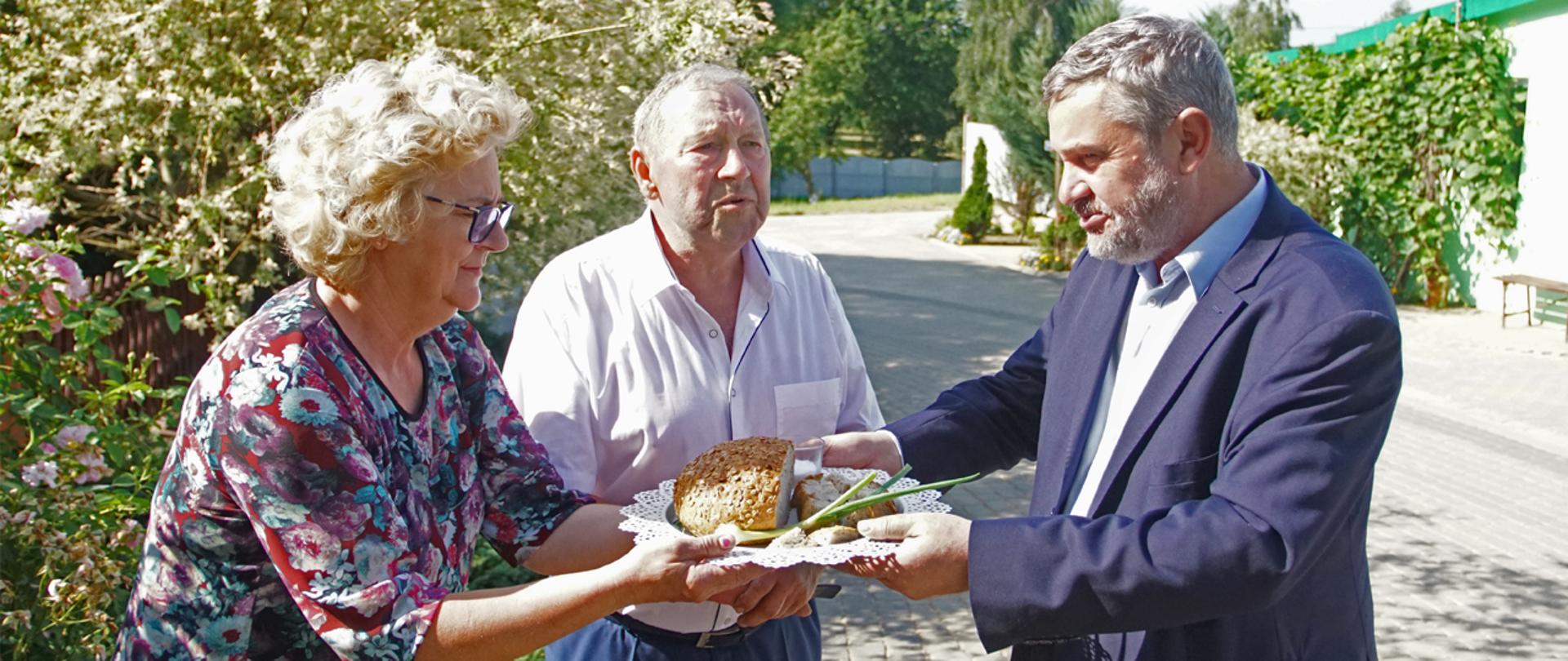 Minister Ardanowski witany chlebem i solą na pikniku dla niepełnosprawnych