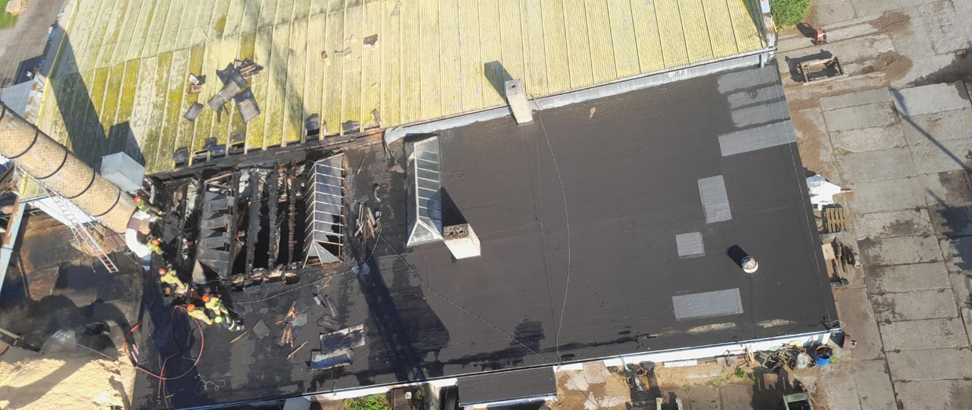 budynki jeden z czarnym dachem drugi z żółtym po lewej stronie zdjęcia widoczny jest komin wysoki zdjęcie zrobione w dużej wysokości 