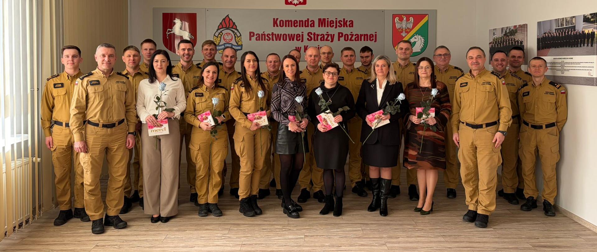 Na zdjęciu znajdują się funkcjonariusze oraz pracownicy cywilni Komendy Miejskiej PSP w Koninie podczas spotkania z okazji Dnia Kobiet.