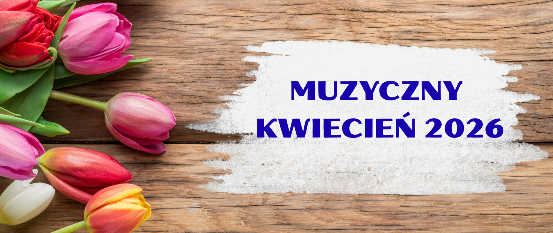 Zdjęcie brązowych desek i fragmentu kolorowych tulipanów na tym maźnięcie pędzla farbą w białym kolorze i napis: muzyczny kwiecień 2026.