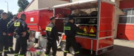 Strażacy z JRG w Bielsku Podlaskim podczas prezentacji sprzętu stanowiącego wyposażenie Mobilnej Bazy Sprzętu Medycznego.