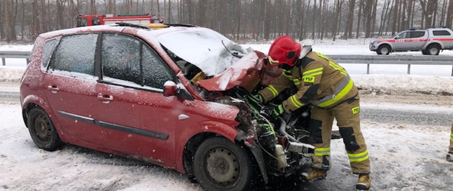 Rozbity samochód osobowy wskutek silnych opadów śniegu