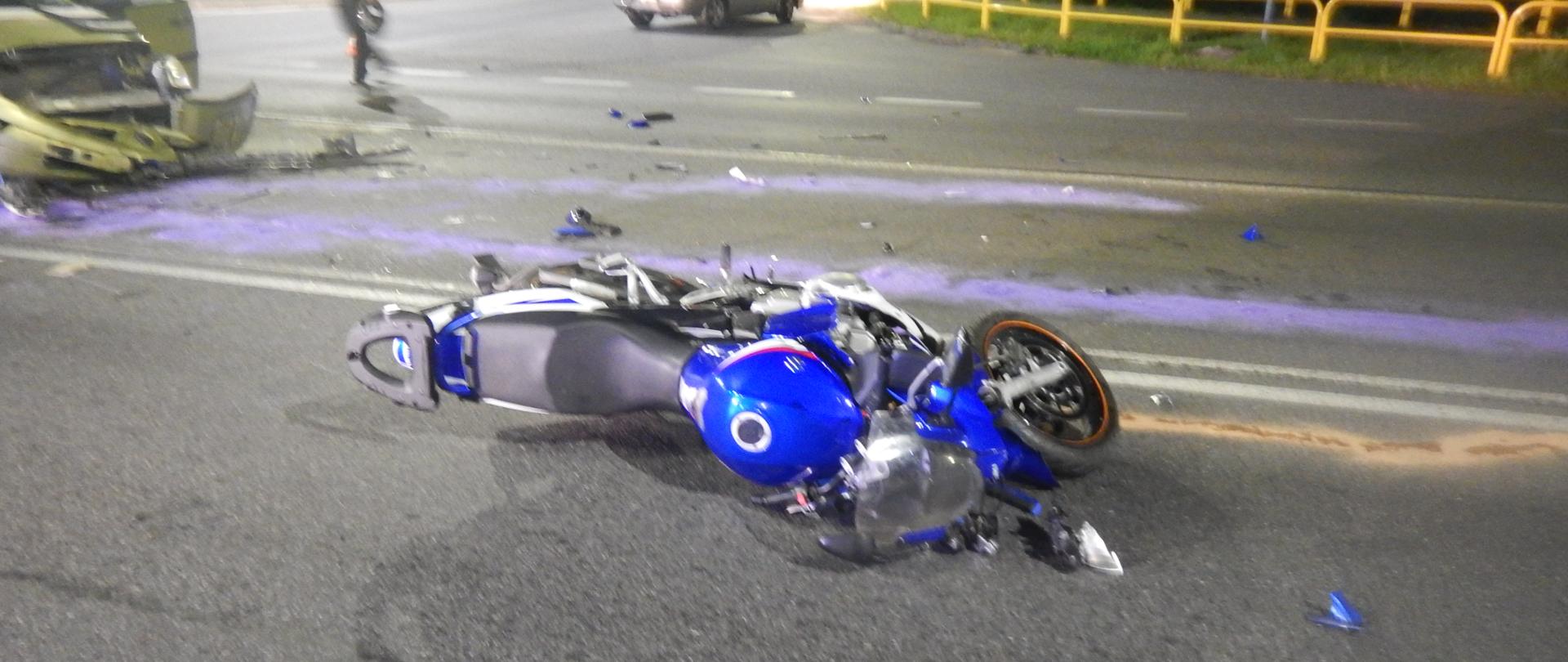 Zdjęcie przedstawia motocykl oraz samochód osobowy