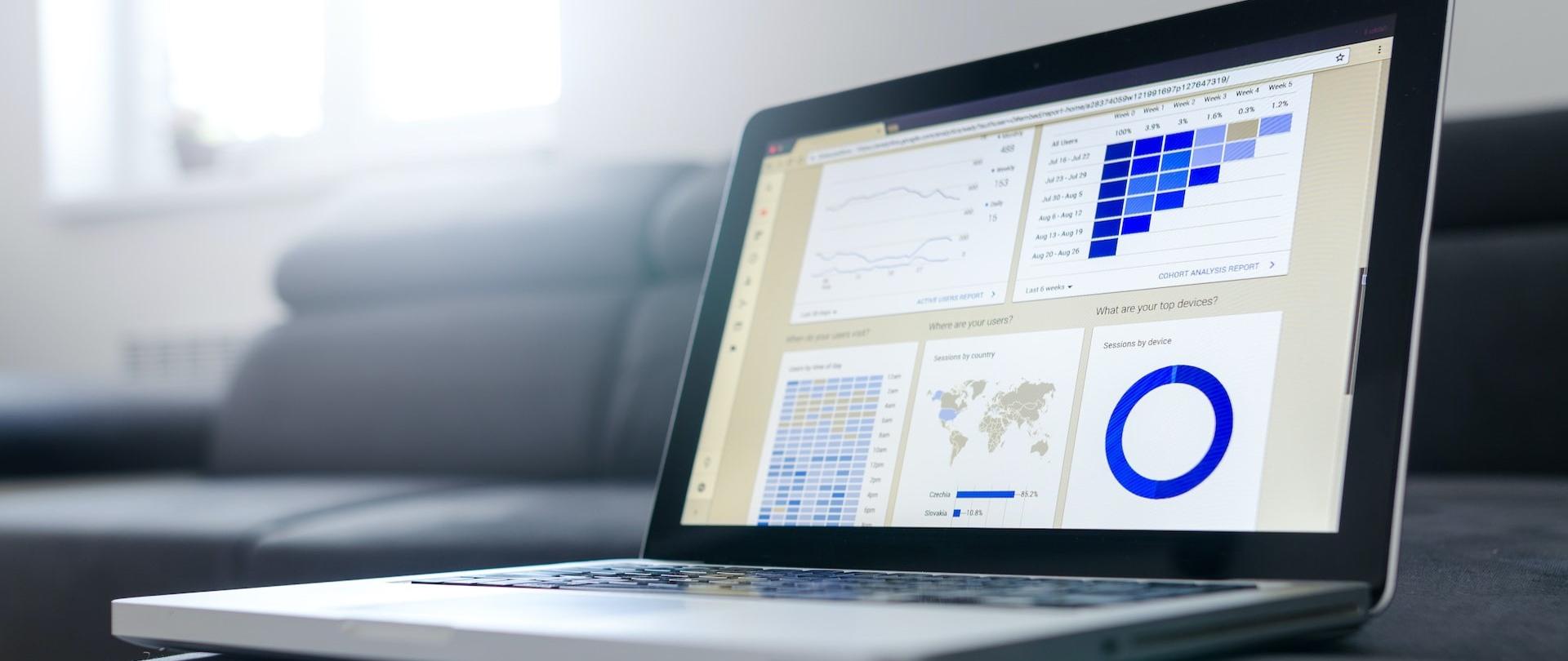 Laptop z widocznymi wykresami na ekranie 