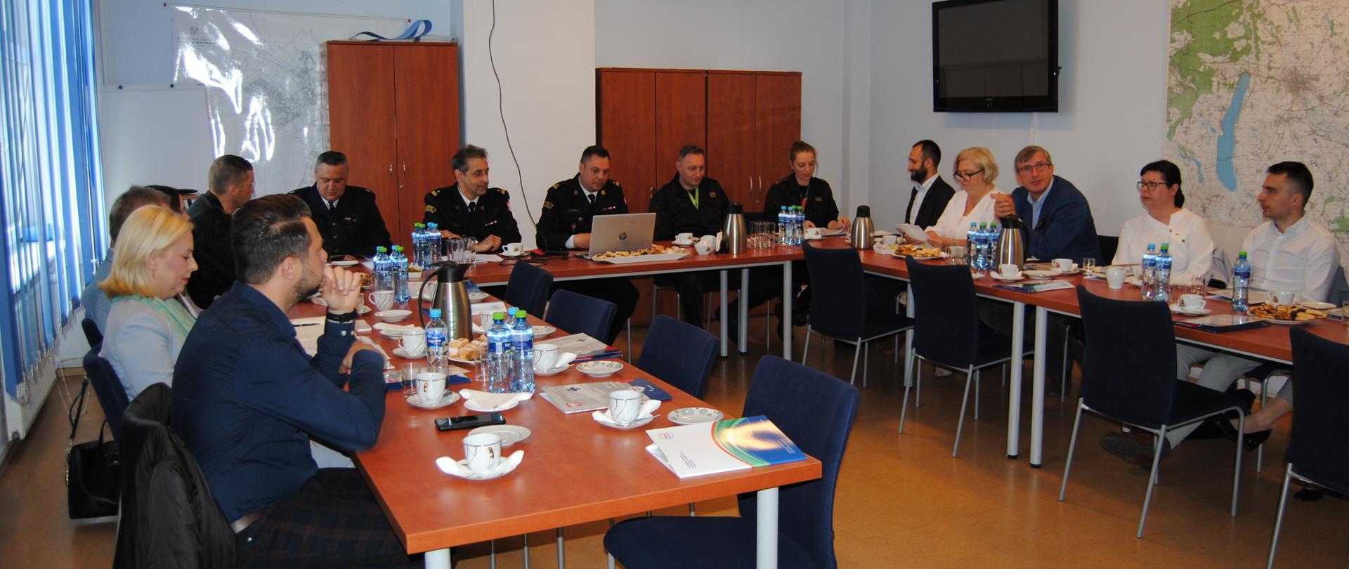 przy stole ustawionym w "u" siedzą wójtowie i burmistrzowie oraz funkcjonariusze