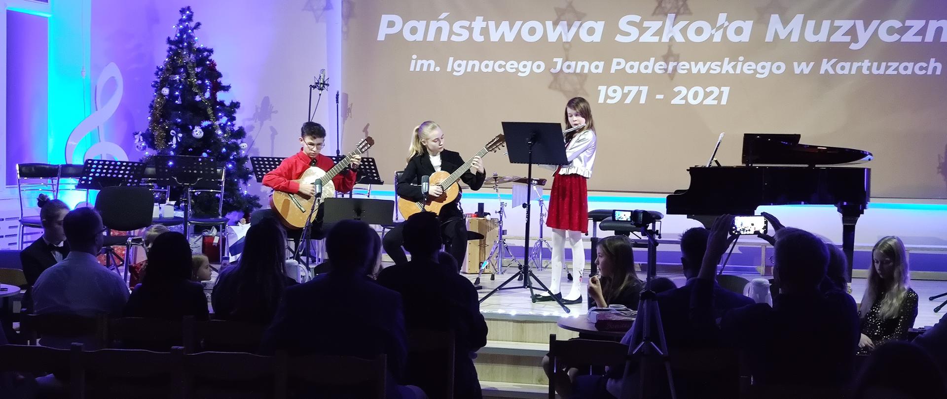 na scenie grający uczniowie