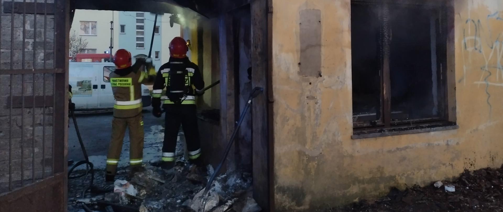 Pożar śmieci w opuszczonym budynku