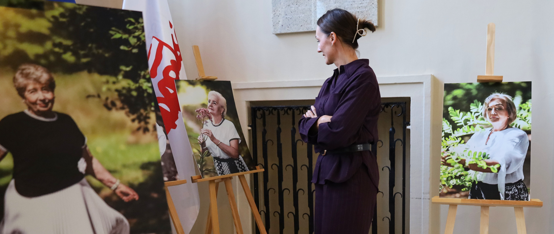 kobieta ogląda fotosy, na których znajdują się starsze kobiety