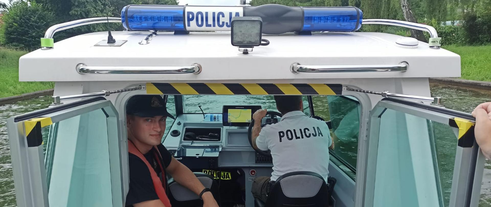 Strażak podczas wspólnego patrolu.