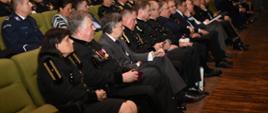 Uczestnicy obchodów 100-lecia nadzoru górniczego w sali konferencyjnej. Szef służby cywilnej Dobrosław Dowiat-Urbański siedzi trzeci z lewej w pierwszym rzędzie.