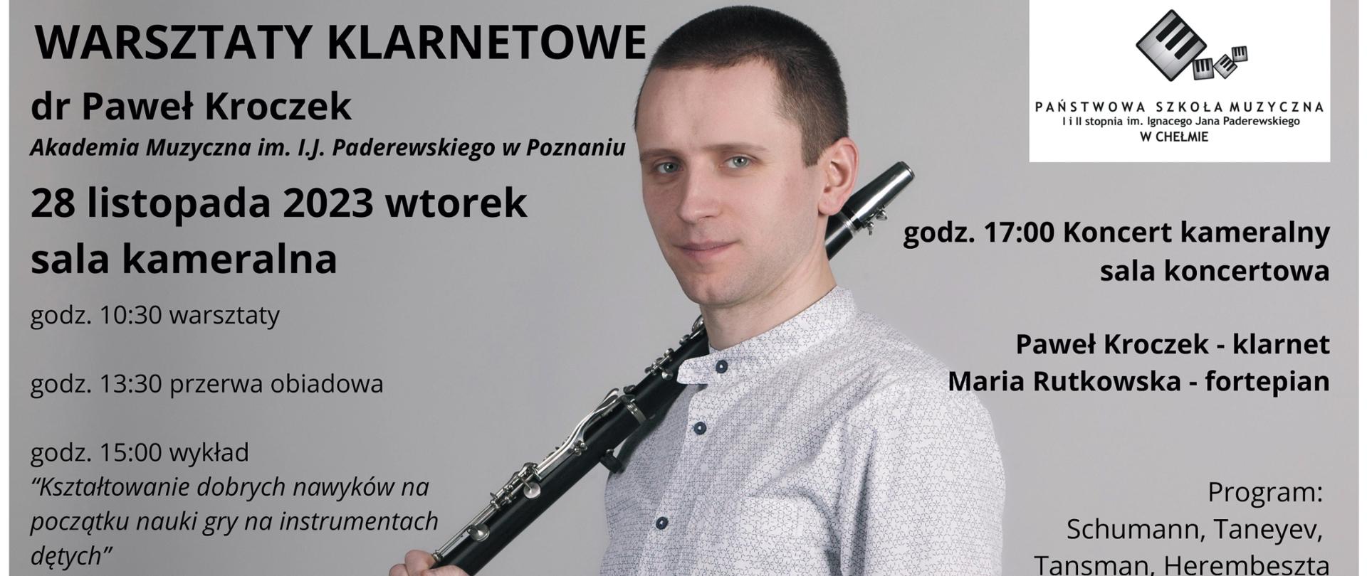 plakat warsztatów klarnetowych przedstawia zdjęcie dr Pawła Kroczka trzymającego klarnet w dłoni. Plakat wykonany jest w jasnych kolorach. Po lewej stronie nazwa warsztatów i ich data. Na środku dr Paweł Kroczek. Po prawej stronie logo Państwowej Szkoły Muzycznej w Chełmie oraz program.