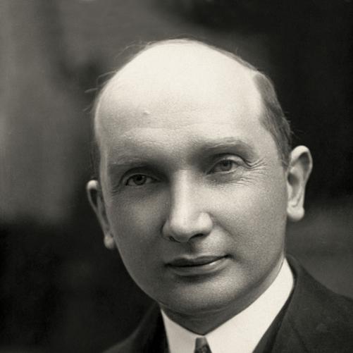 August Zaleski - portret łysiejącego mężczyzny, ciemna marynarka, kamizelka, ciemny kwadrat, biała koszula.