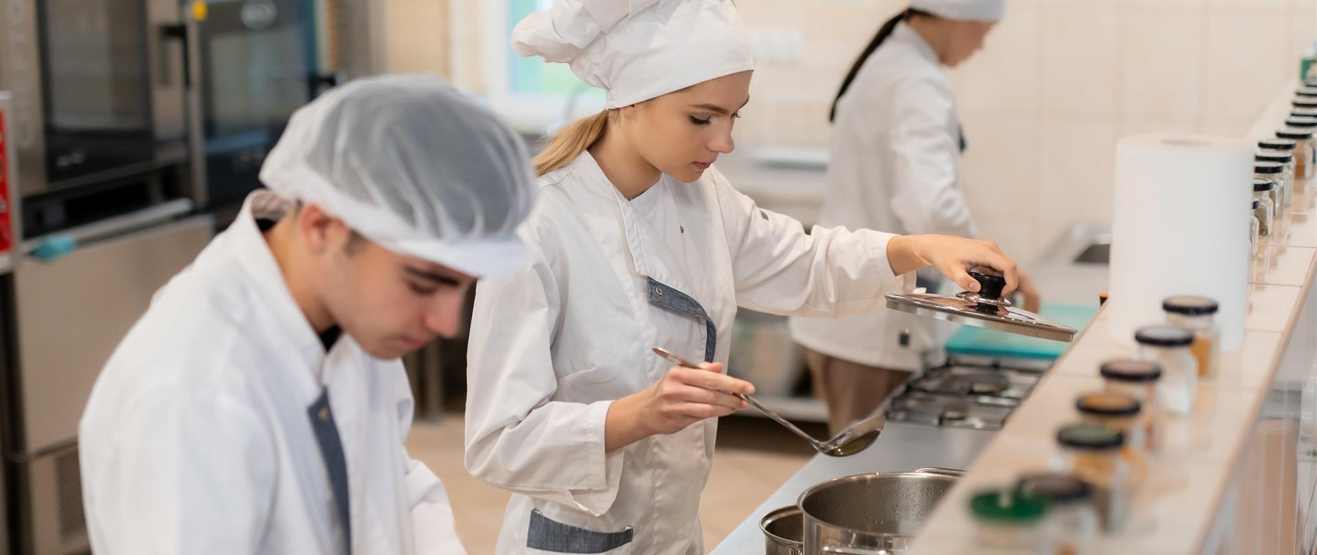 Uczniowie przygotowują potrawy podczas zajęć w pracowni technologii gastronomicznej