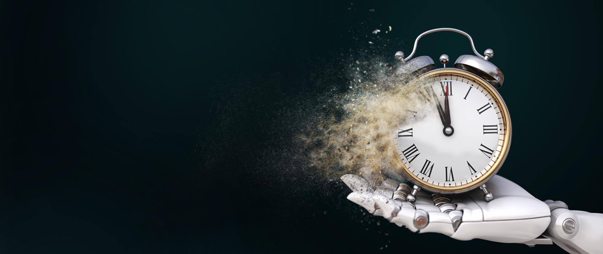 Biała dłoń robota trzymająca budzik. Tło czarne, przy zegarku unosi się pył